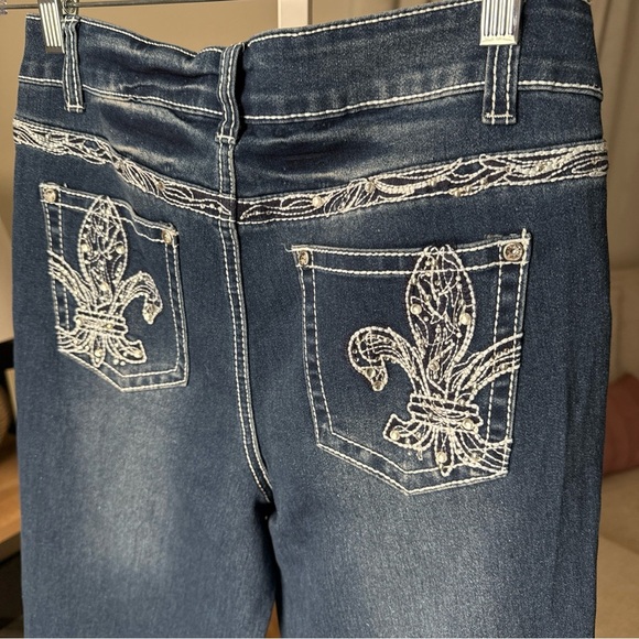 Revolt Women's Distressed Embroidered Jeweled Pocket Jeans Size 6 - Picture 8 of 12
